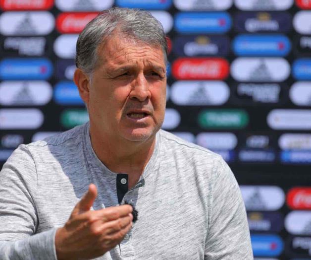 Sale Tata bien librado de cirugía por desprendimiento de retina