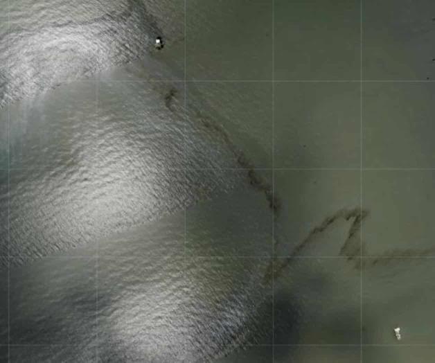 Barcos de limpieza en la escena del gran derrame de petróleo del Golfo después de Ida Barcos de limpieza en la escena del gran derrame de petróleo del Golfo después de Ida