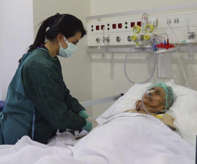 Mujer de 116 años en Turquía sobrevive a COVID, dice su hijo