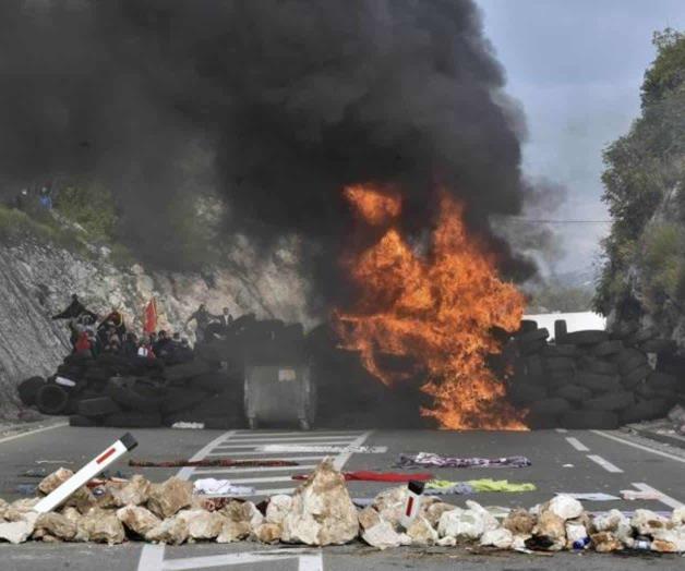 Montenegro: Policía y manifestantes chocan en acto religioso