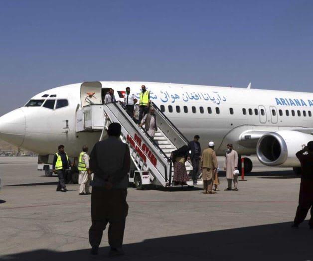 El aeropuerto de Kabul reanuda algunos vuelos internos