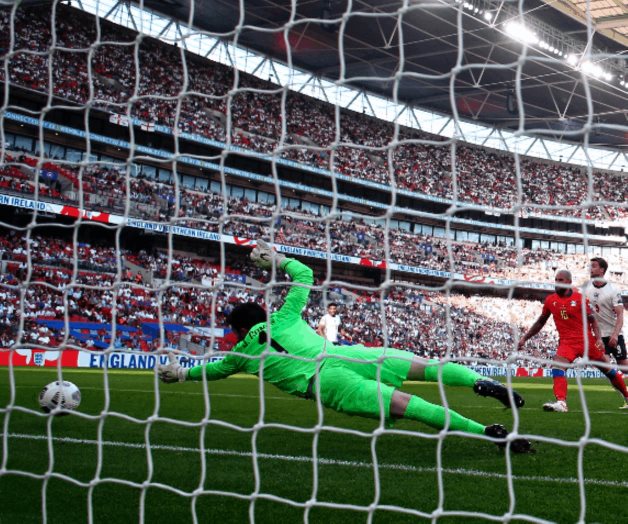 Inglaterra golea; continúa invicto