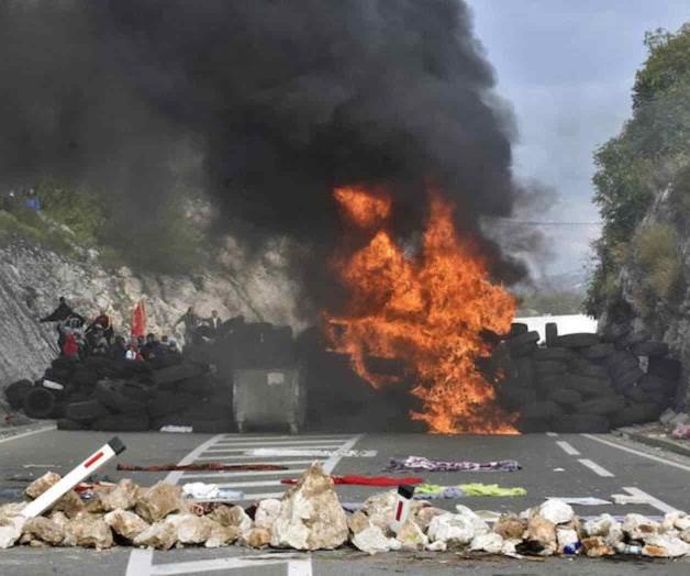 Chocan policías en acto religioso