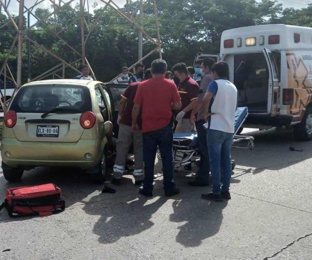 Embiste taxi a ciclistas, iban en sentido contrario