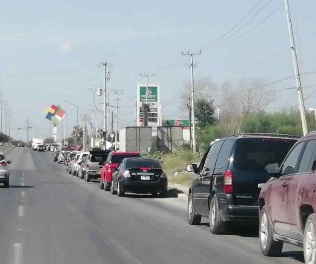 Forman kilométrica fila en el ‘drive thru’ de la vacuna anti-Covid