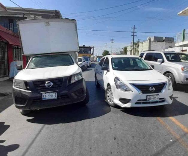 Conductor distraído se impacta con auto