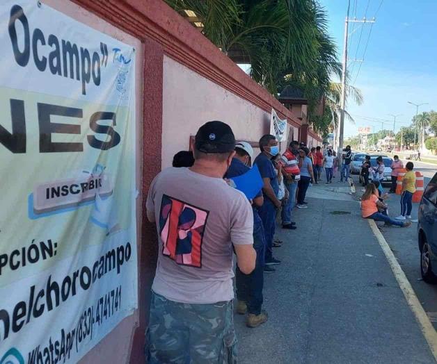Llegan jóvenes a vacunarse acompañados de sus mamás Llegan jóvenes a vacunarse acompañados de sus mamás
