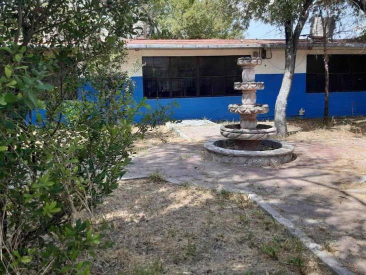 ‘Aprenden’ a limpiar las escuelas públicas ‘Aprenden’ a limpiar las escuelas públicas