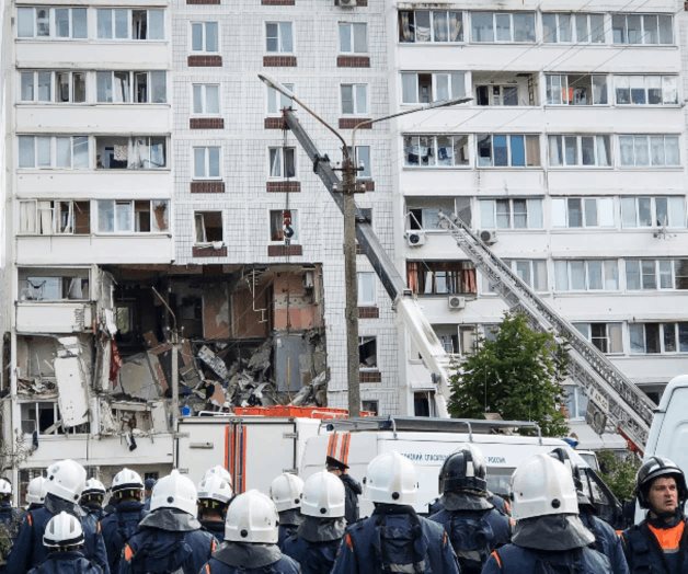 Explosión de gas en edificio deja 2 muertos