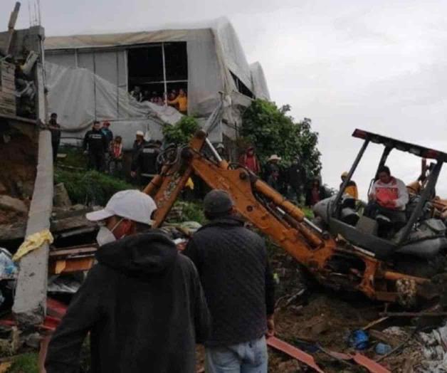 Familia muere sepultada tras deslave de tierra en Edomex