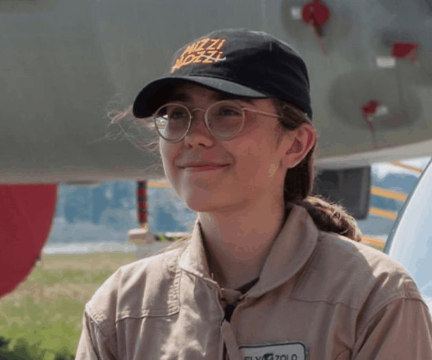 Hace escala en Veracruz la piloto de 19 años Zara Rutherford, quien busca el récord Guinness