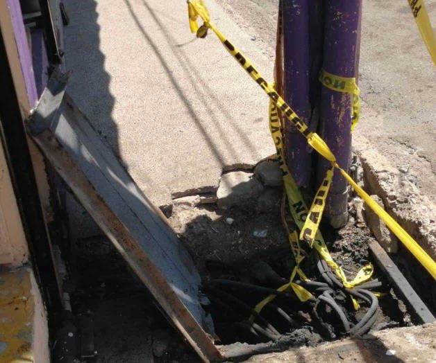 Cables expuestos y postes a punto de caer, son un riesgo para transeúntes en la calle Matamoros
