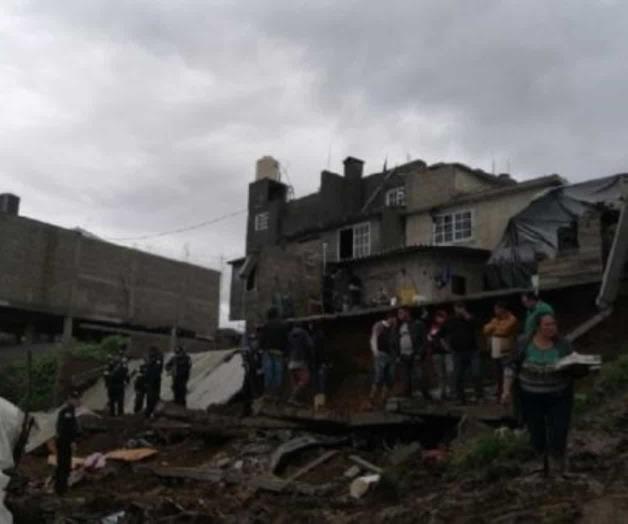 Fallece familia sepultada por deslave en Edomex