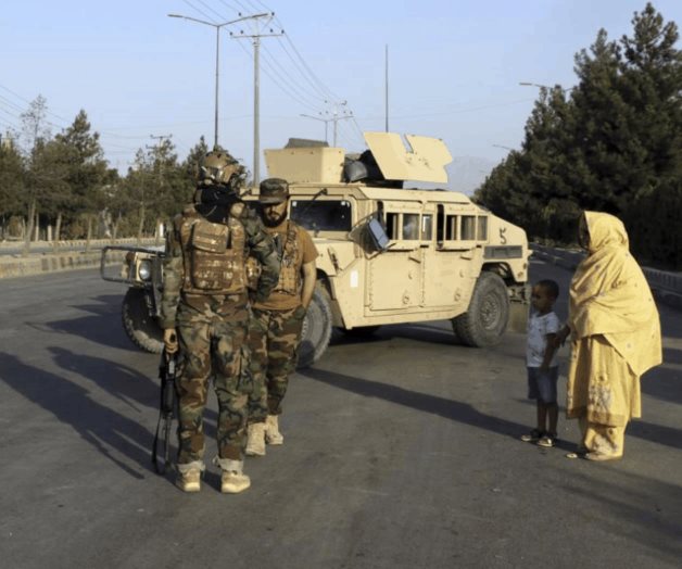 Occidentales abordan primer vuelo comercial desde Kabul Occidentales abordan primer vuelo comercial desde Kabul