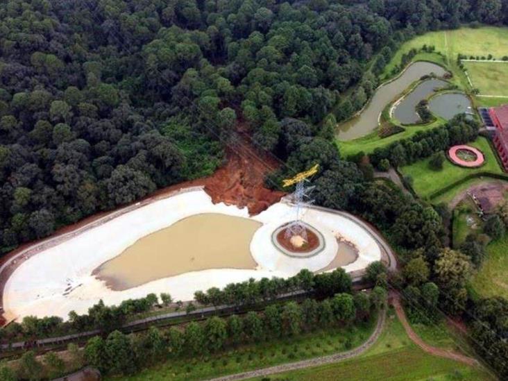 Se desborda lago artificial en Valle de Bravo