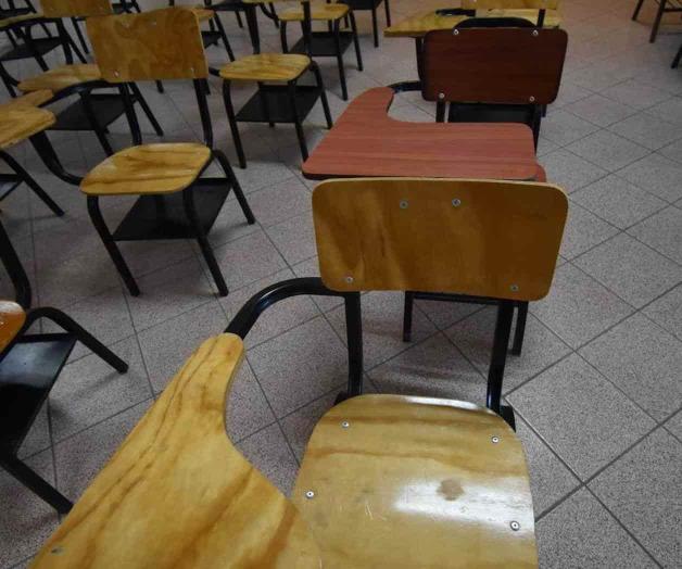 Revisan solicitudes escolares