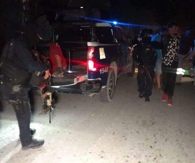 Arrolla motociclista a estatales y los lesiona