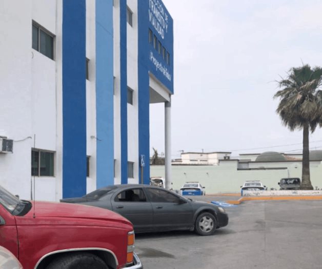 Dejan a pie a un empleado