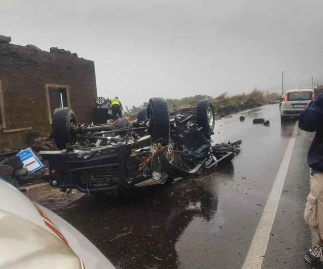 Tornado en Italia deja dos muertos, arrastra varios autos