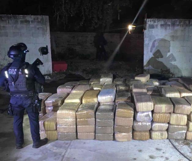 Decomisan droga y armas en camioneta abandonada