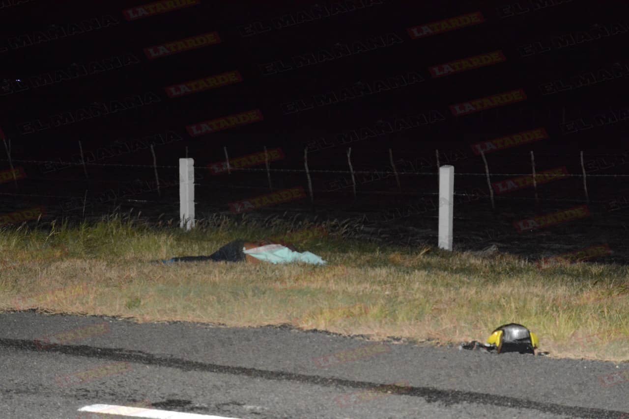 A un costado de la carretera quedó la segunda de las víctimas mortales en el libramiento Sur 2 tras ser arrollados por un autobús
