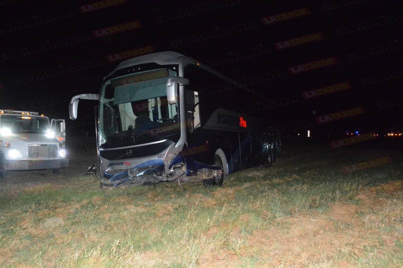 El autobús de la linea Noreste Plus presentaba las huellas del brutal impacto contra la motocicleta en el libramiento Sur 2