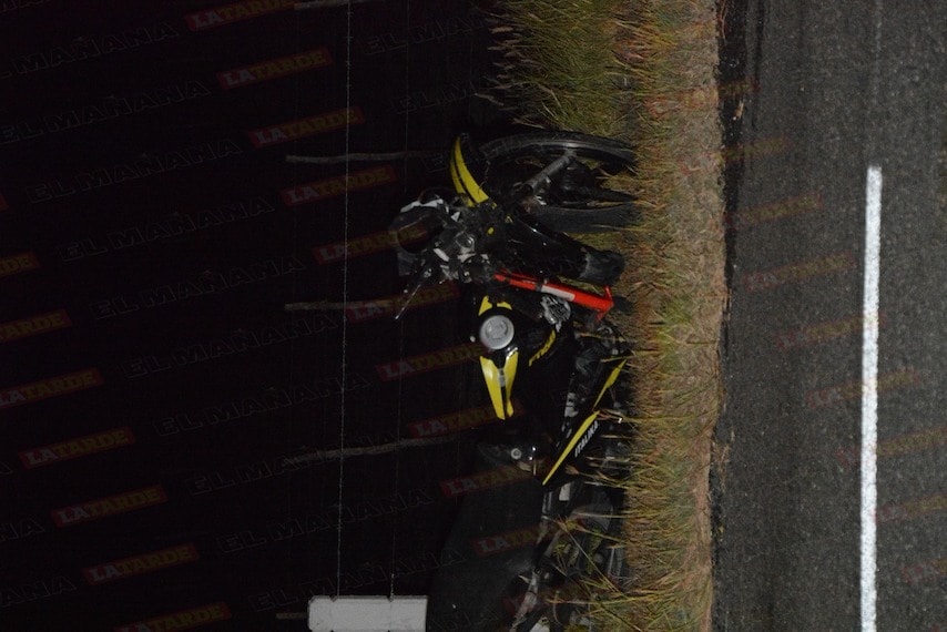 Destrozada quedo la motocicleta en la que viajaban los dos rancheros embestidos por un autobús