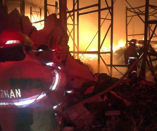 Derraman más de 100 mil litros de agua para sofocar incendio Derraman más de 100 mil litros de agua para sofocar incendio