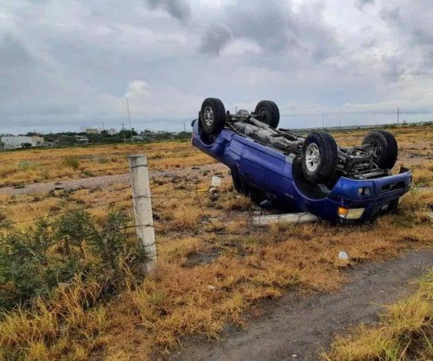 Termina en volcadura al ir a exceso de velocidad con el piso mojado Termina en volcadura al ir a exceso de velocidad con el piso mojado