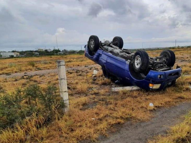 Termina en volcadura al ir a exceso de velocidad con el piso mojado Termina en volcadura al ir a exceso de velocidad con el piso mojado