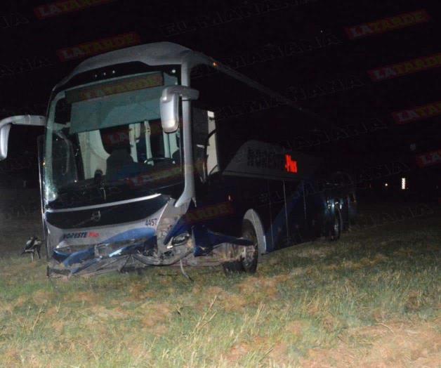 Mata autobús foráneo a dos motociclistas