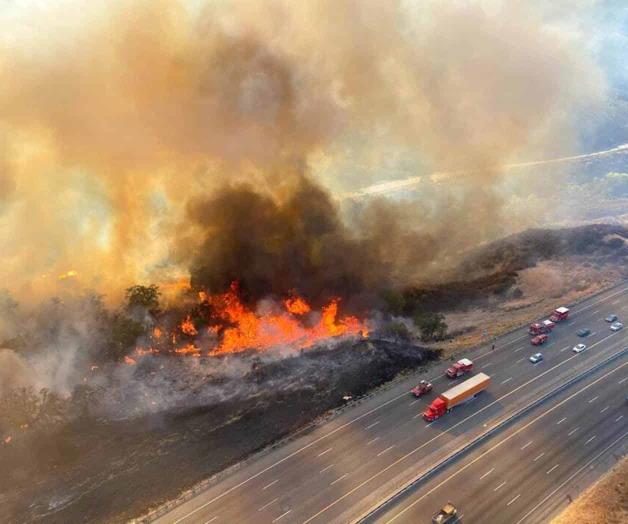 Debido a incendio cierran tramo de autopista en California