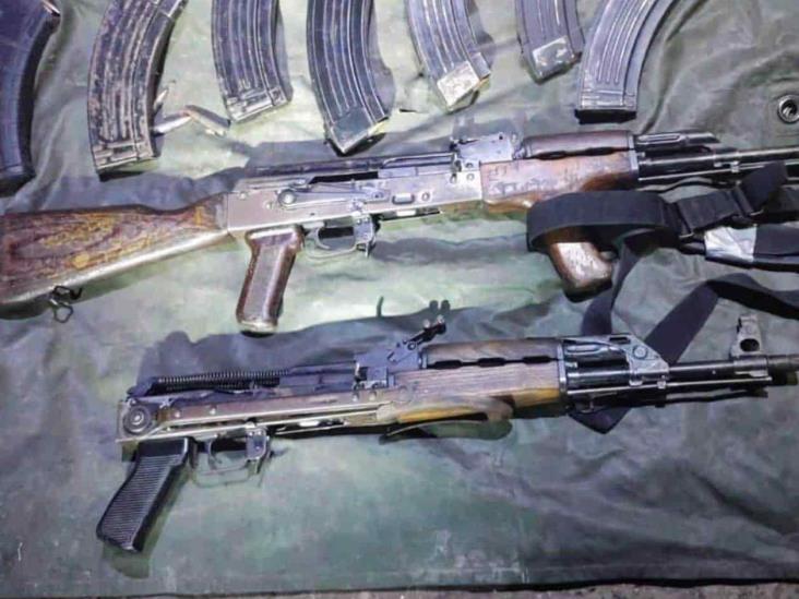 Aseguran militares camioneta y armas Aseguran militares camioneta y armas