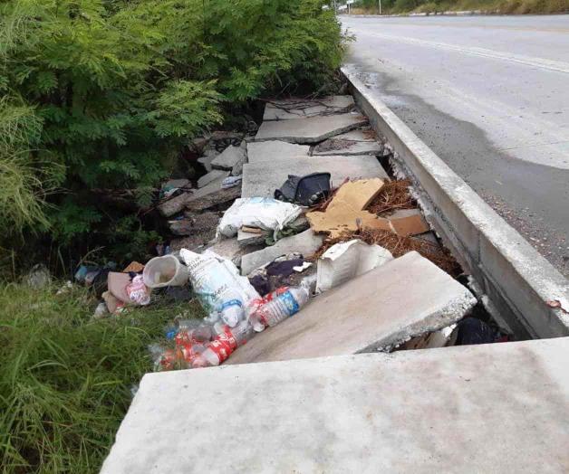 Se derrumba banqueta de ‘La Espuela’