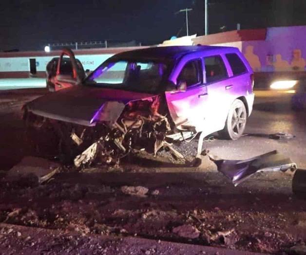 Estrellan Jeep contra un semáforo; huyen heridos Estrellan Jeep contra un semáforo; huyen heridos