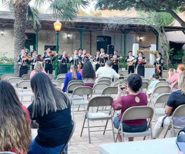 Celebran el Día del Abuelo con mariachis