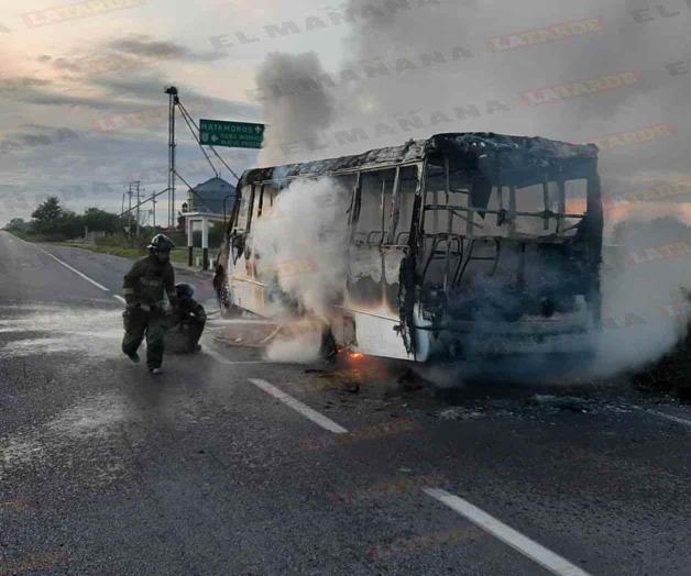 Arde camión de personal en la Matamoros-Mazatlán Arde camión de personal en la Matamoros-Mazatlán