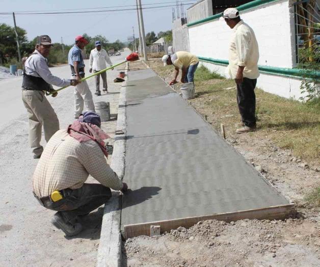 Migran albañiles ante la falta de empleo