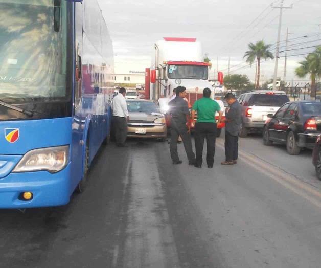 Intenta ganar el paso y provoca carambola Intenta ganar el paso y provoca carambola