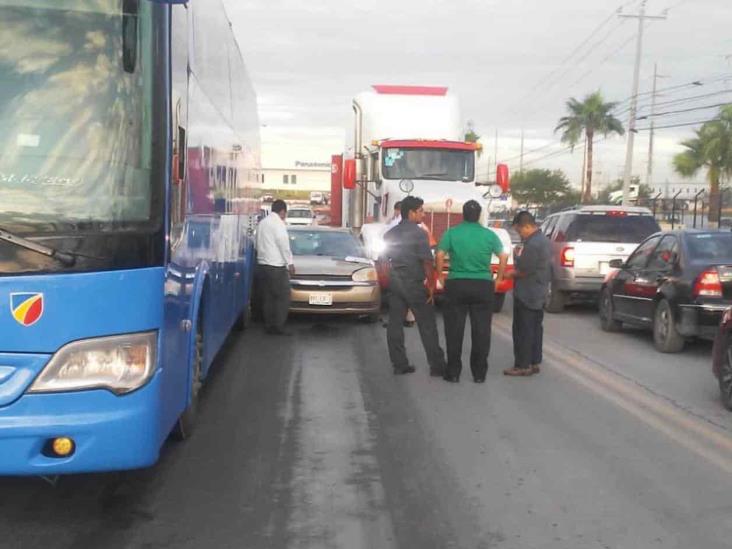 Intenta ganar el paso y provoca carambola Intenta ganar el paso y provoca carambola