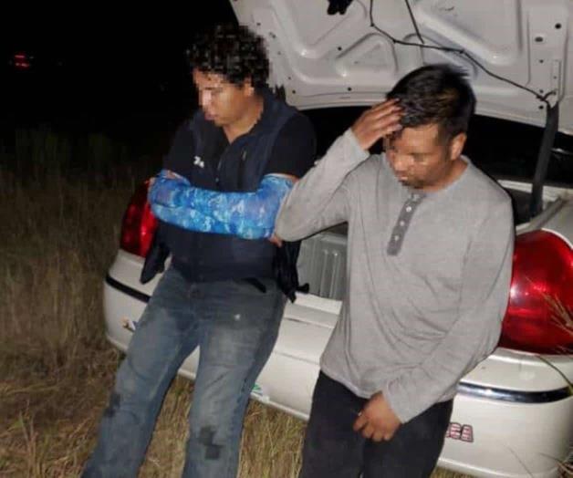 Descubren dos ilegales en cajuela de automóvil