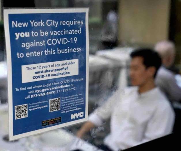 Juez bloquea orden de NY para que médicos se vacunen
