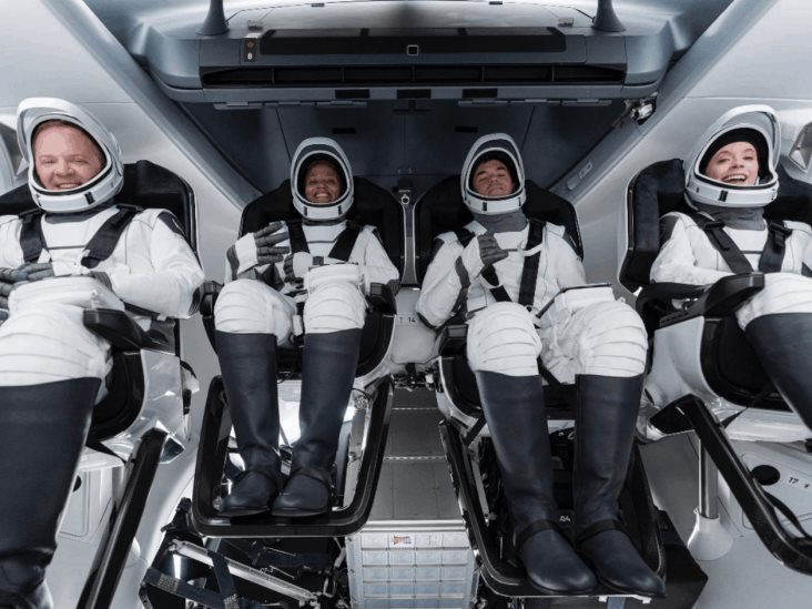 Mandan a 4 turistas a un vuelo espacial Mandan a 4 turistas a un vuelo espacial