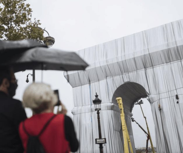 París cubre de tela su Arco de Triunfo