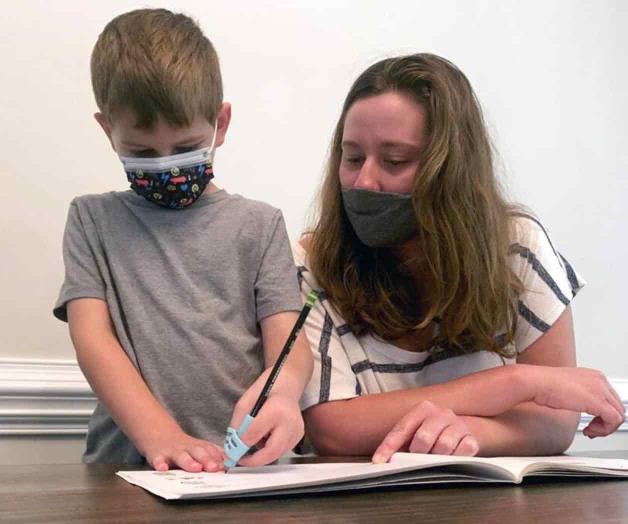 Cierres de escuelas y cuarentenas por COVID afectan alumnos en EU