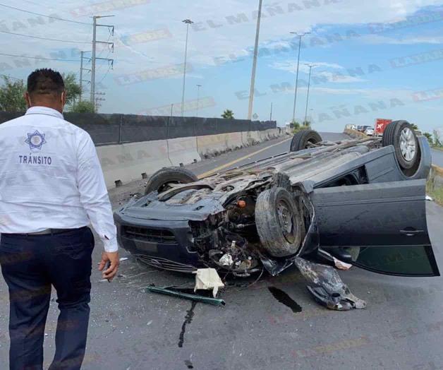 Le cierra camión paso y termina volcado en libramiento Monterrey