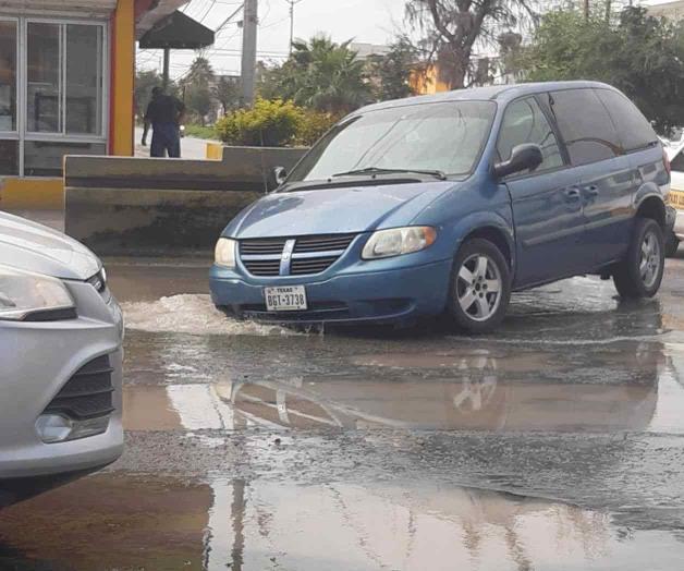 Baches ponen en riesgo a los automovilistas Baches ponen en riesgo a los automovilistas