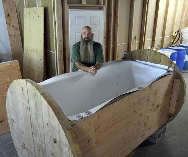 Se las arregla con la vida y la muerte Se las arregla con la vida y la muerte