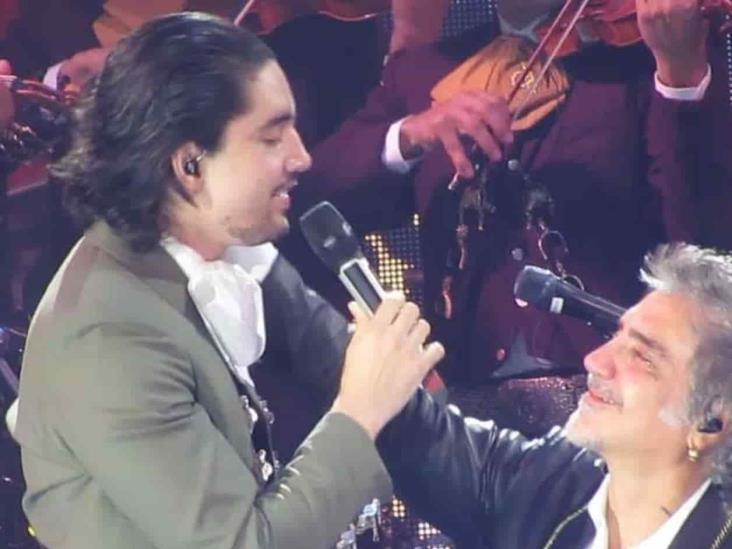 Le gana el sentimiento junto a su hijo Le gana el sentimiento junto a su hijo