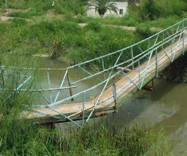 En riesgo de caer puente sobre dren